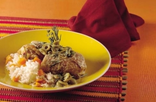 Pollo en salsa de aceitunas, yogur y hierbas aromáticas